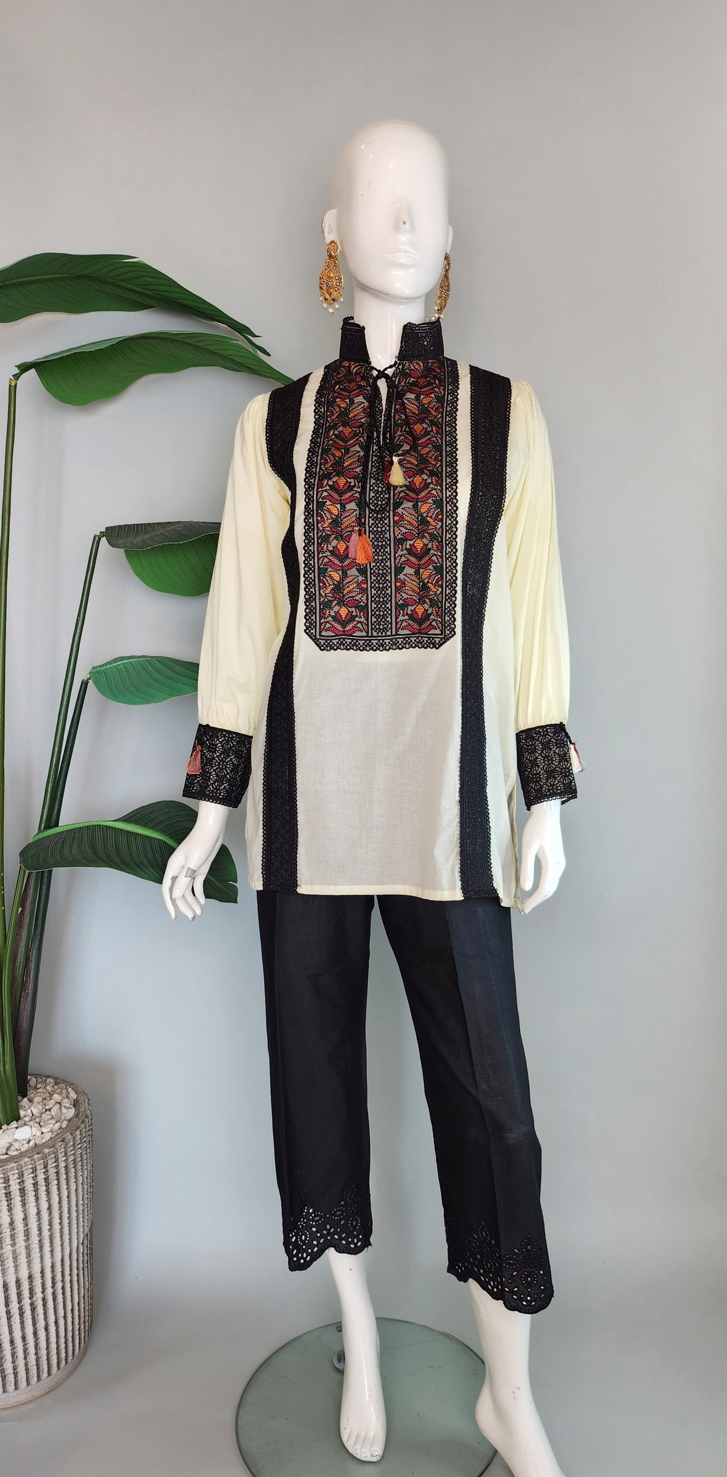 THREADS AND MOTIFS - White Black with front details