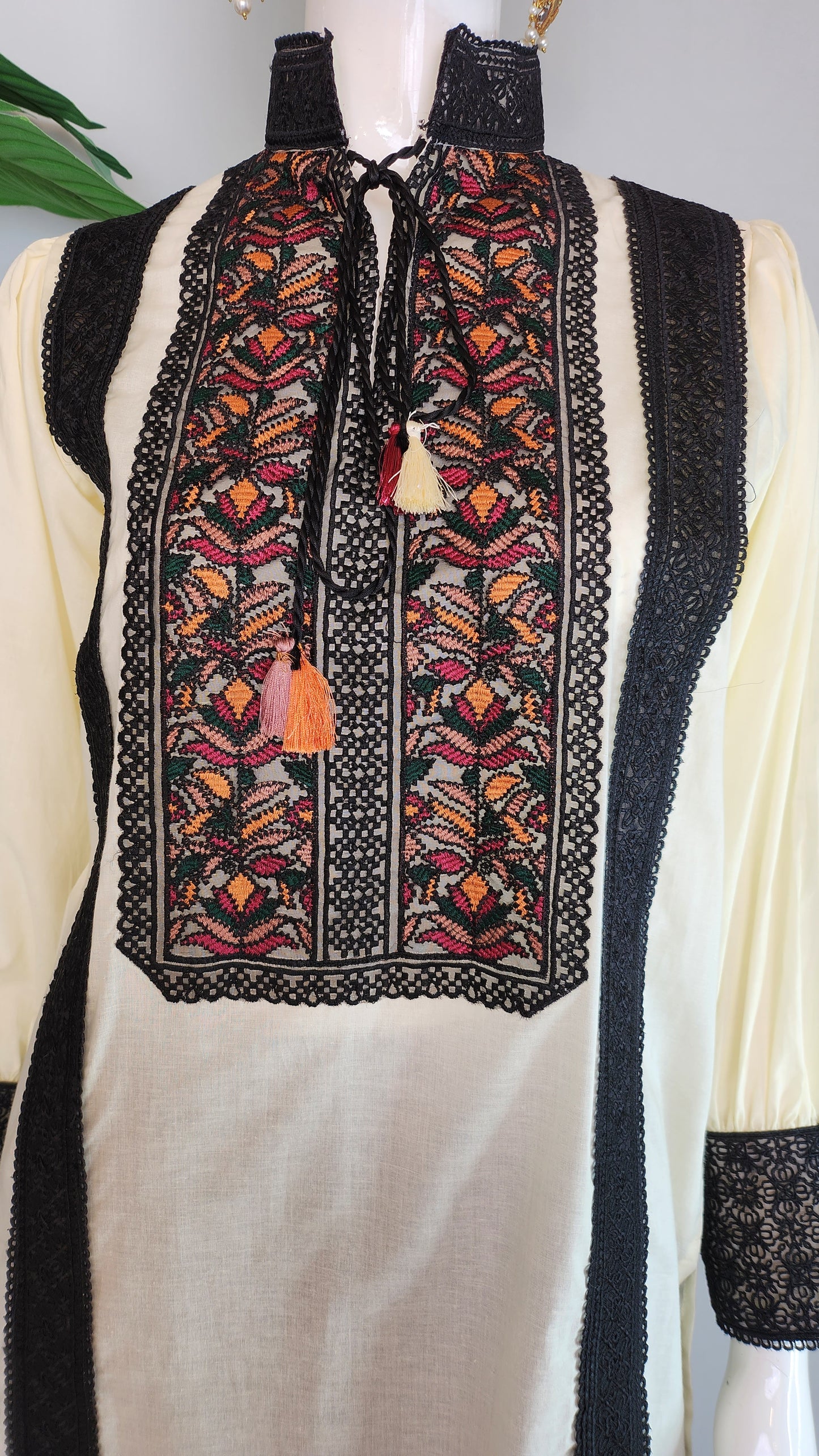 THREADS AND MOTIFS - White Black with front details