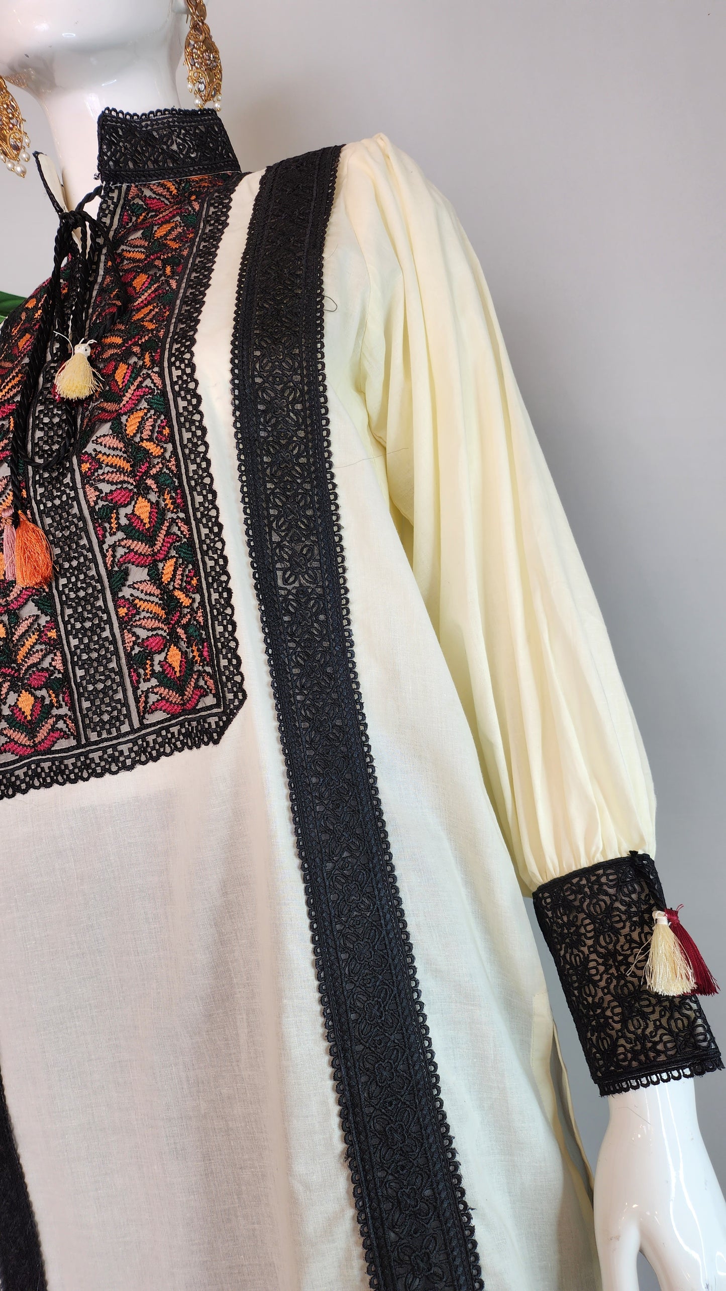 THREADS AND MOTIFS - White Black with front details