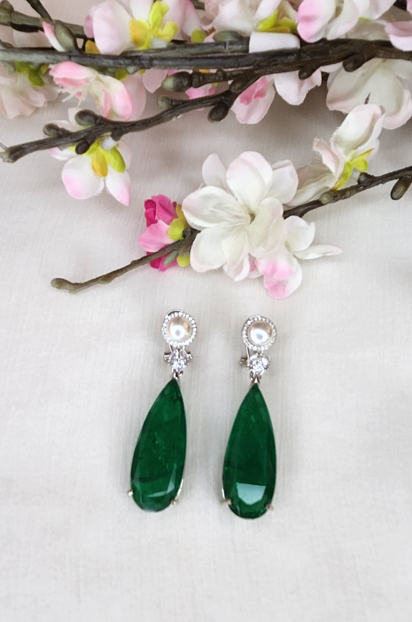 THE BUTTERFLY EFFECT - Green Jules with Pearl Earrings