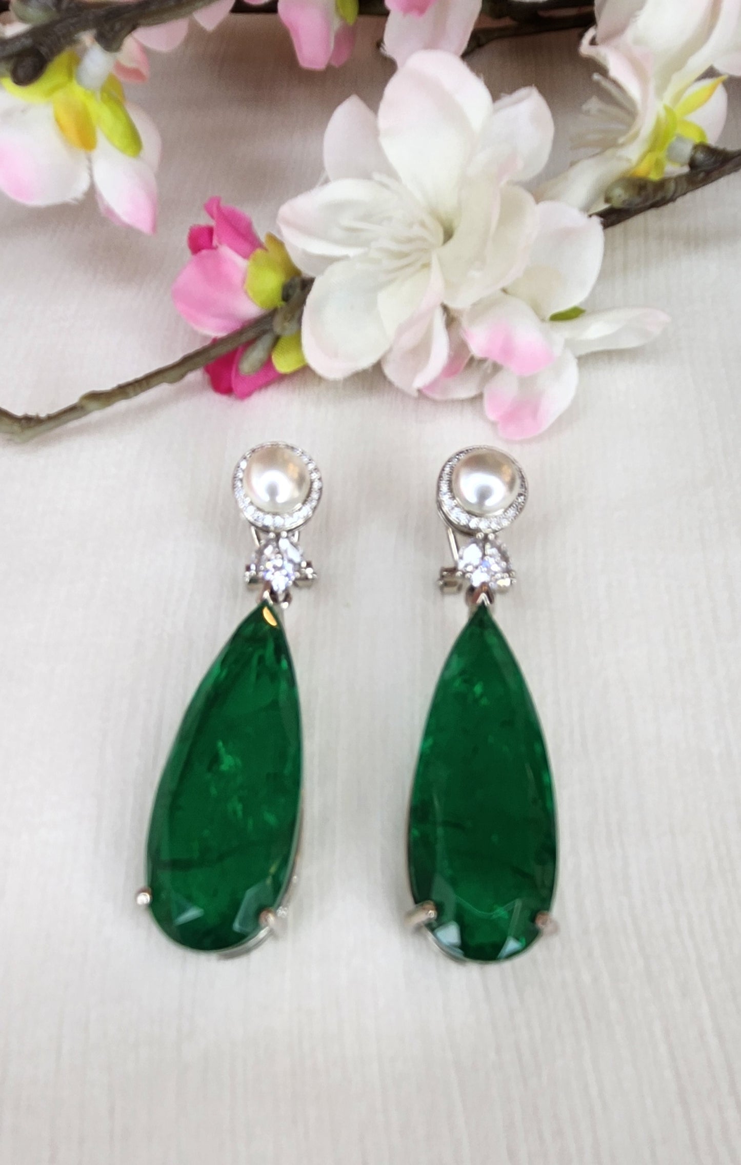 THE BUTTERFLY EFFECT - Green Jules with Pearl Earrings