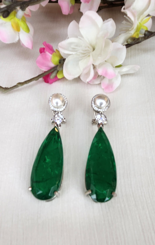 THE BUTTERFLY EFFECT - Green Jules with Pearl Earrings