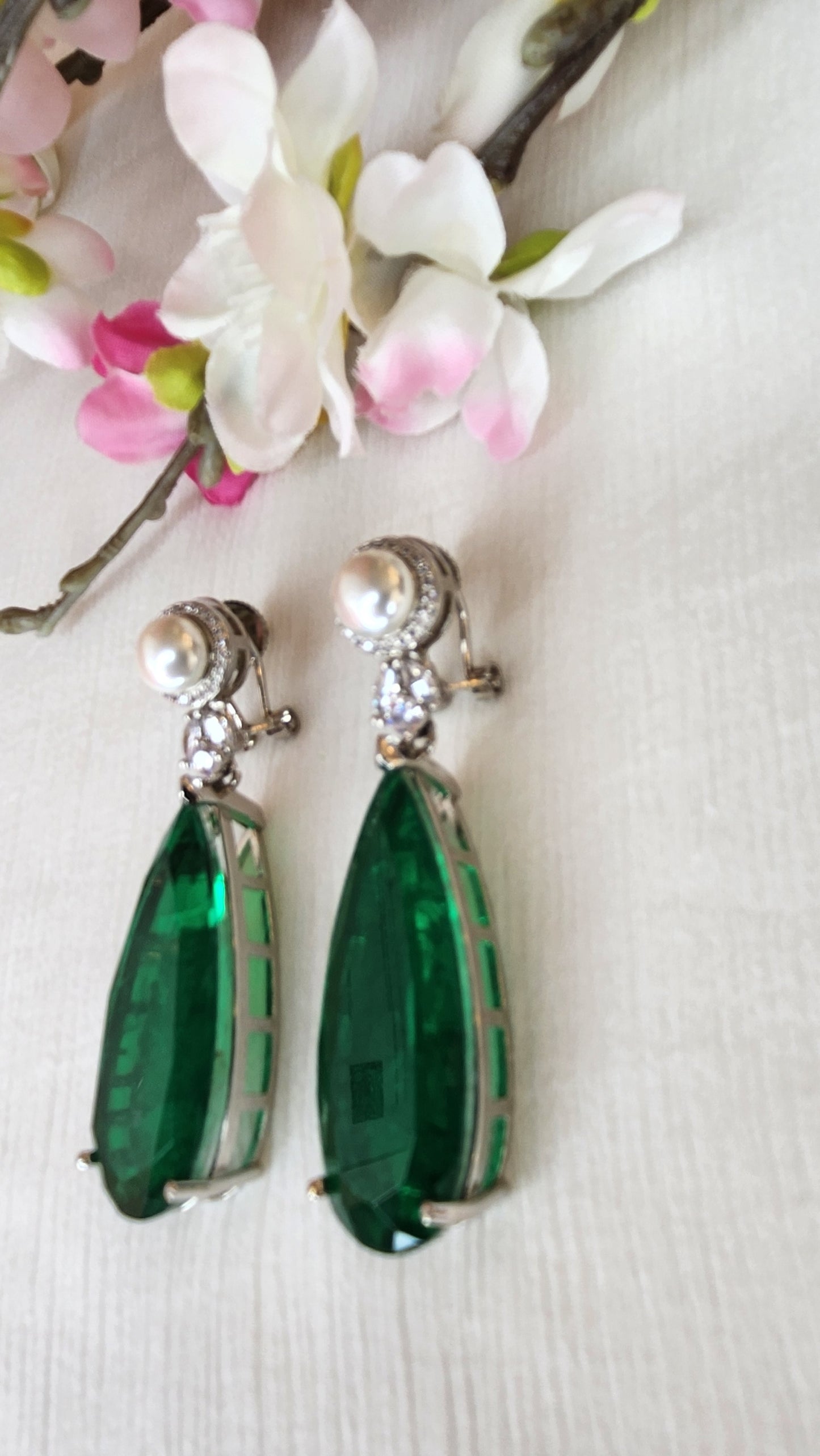 THE BUTTERFLY EFFECT - Green Jules with Pearl Earrings