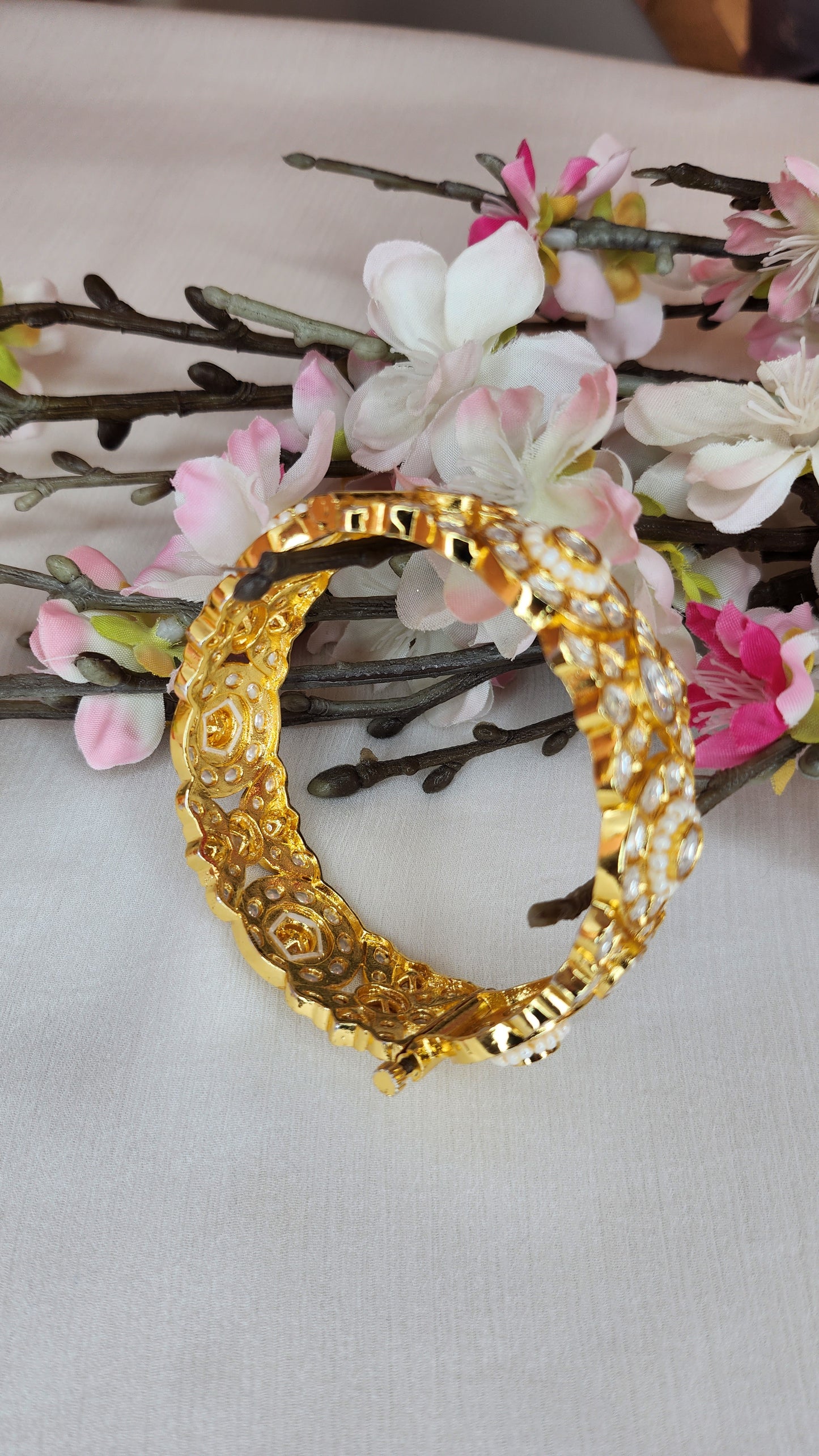 THE BUTTERFLY EFFECT - Kundan Pearl Bangle