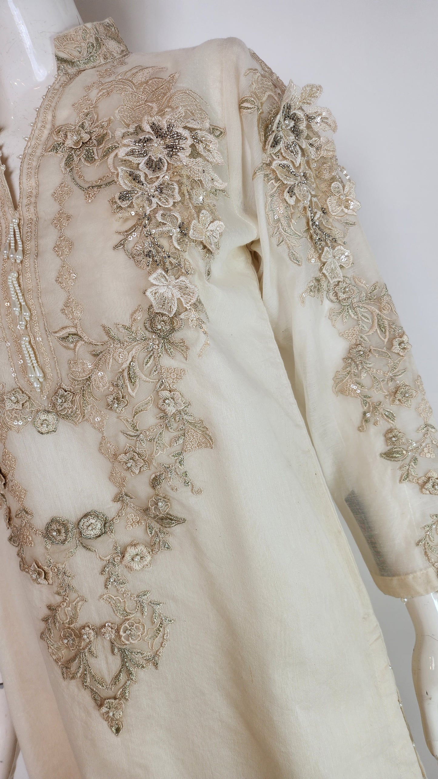 THREADS AND MOTIFS - Off White 3d Embroidered