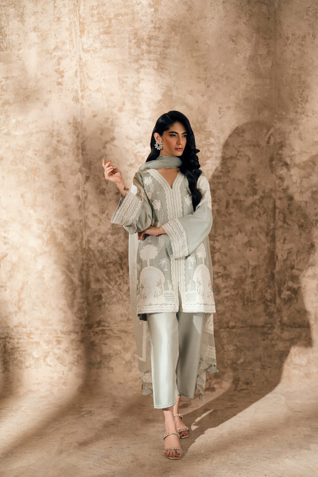 KOMAL LAKHANI-Grey Tree Applic