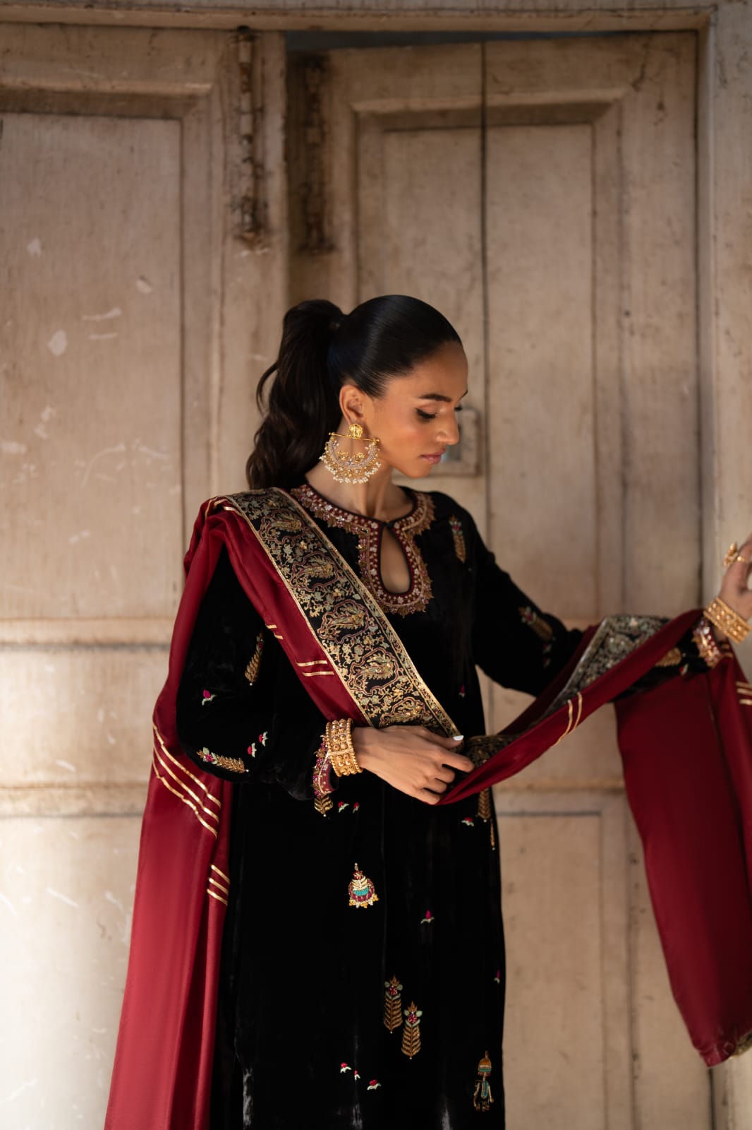 KOMAL LAKHANI - Jashan Black Vlevet In Rawsilk