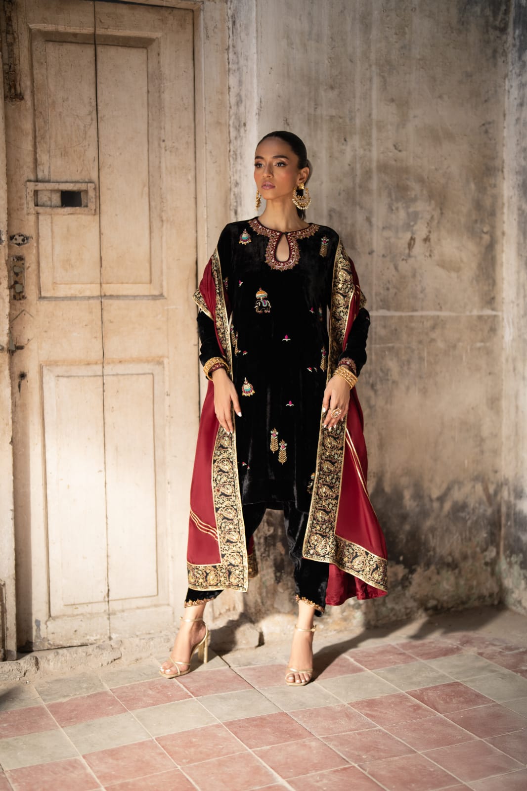 KOMAL LAKHANI - Jashan Black Vlevet In Rawsilk