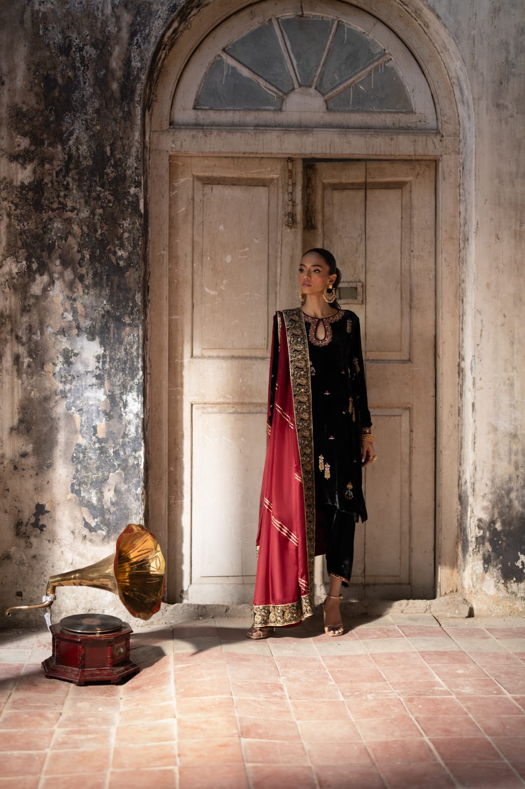 KOMAL LAKHANI - Jashan Black Vlevet In Rawsilk
