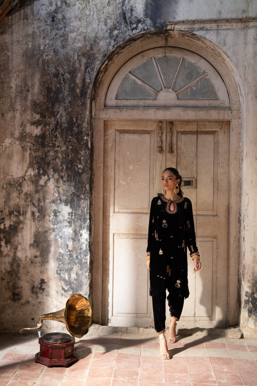 KOMAL LAKHANI - Jashan Black Vlevet In Rawsilk