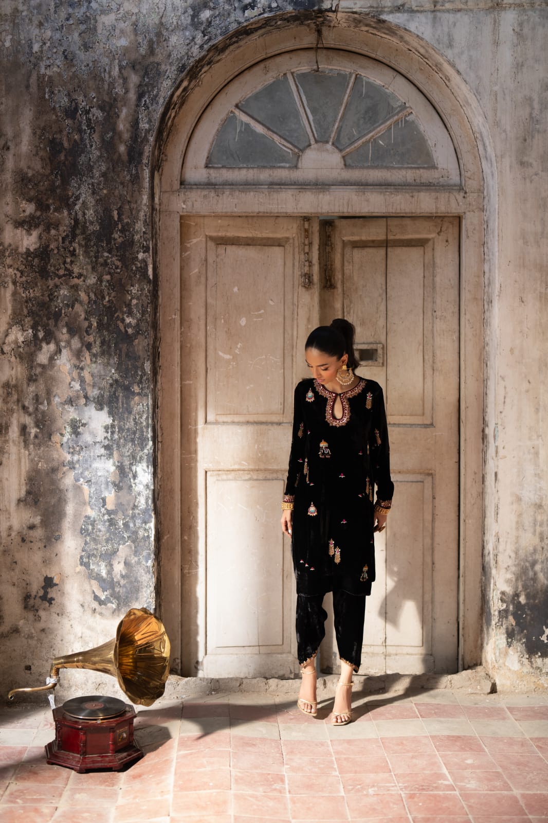 KOMAL LAKHANI - Jashan Black Vlevet In Rawsilk