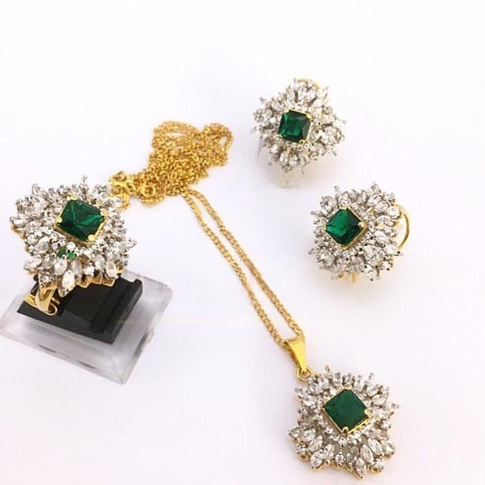 ZAHEEN KAMRAN- Emerald Zirconia set in silver chain