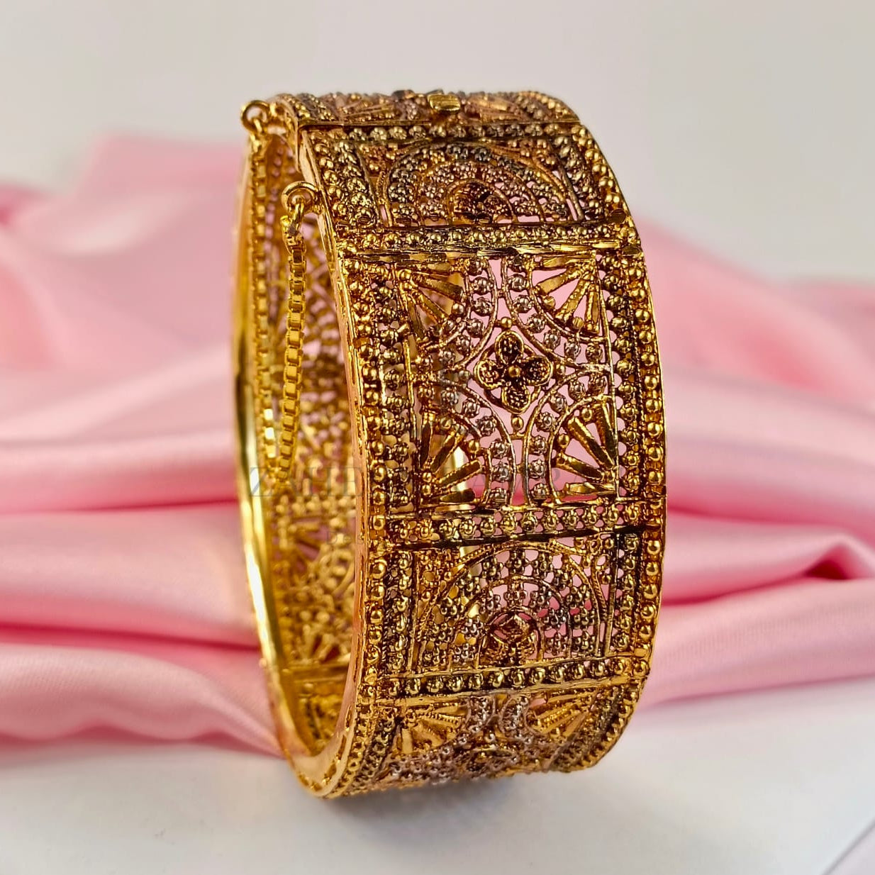 ZAHEEN KAMRAN - Exclusive party pick bangle