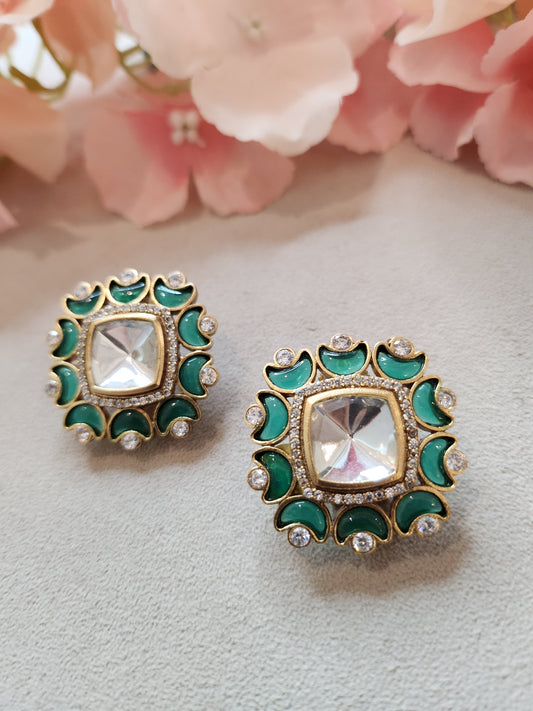 THE BUTTERFLY EFFECT JEWELRY - Square Kundan and green stone studs