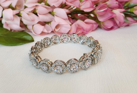THE BUTTERFLY EFFECT - Round Zircon Silver Bangle