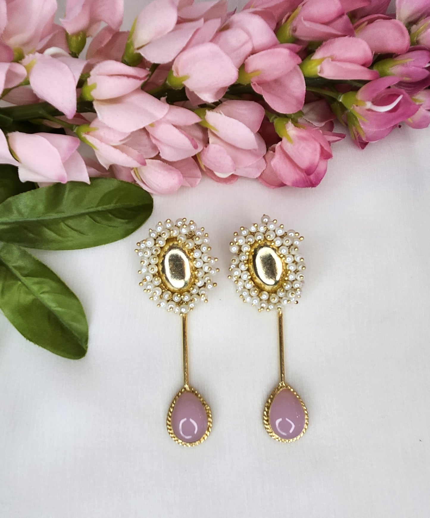 THE BUTTERFLY EFFECT - Round with pearls and dangling pink stone