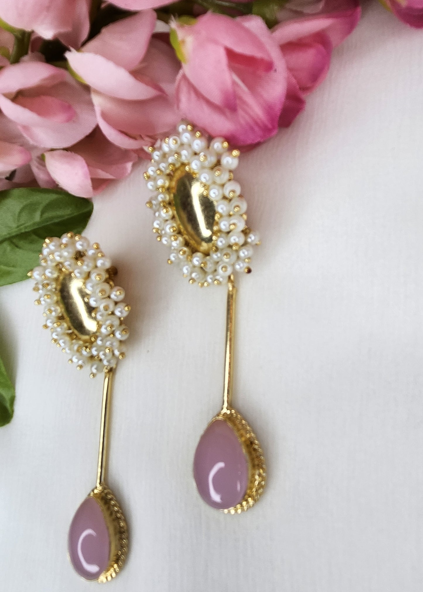 THE BUTTERFLY EFFECT - Round with pearls and dangling pink stone