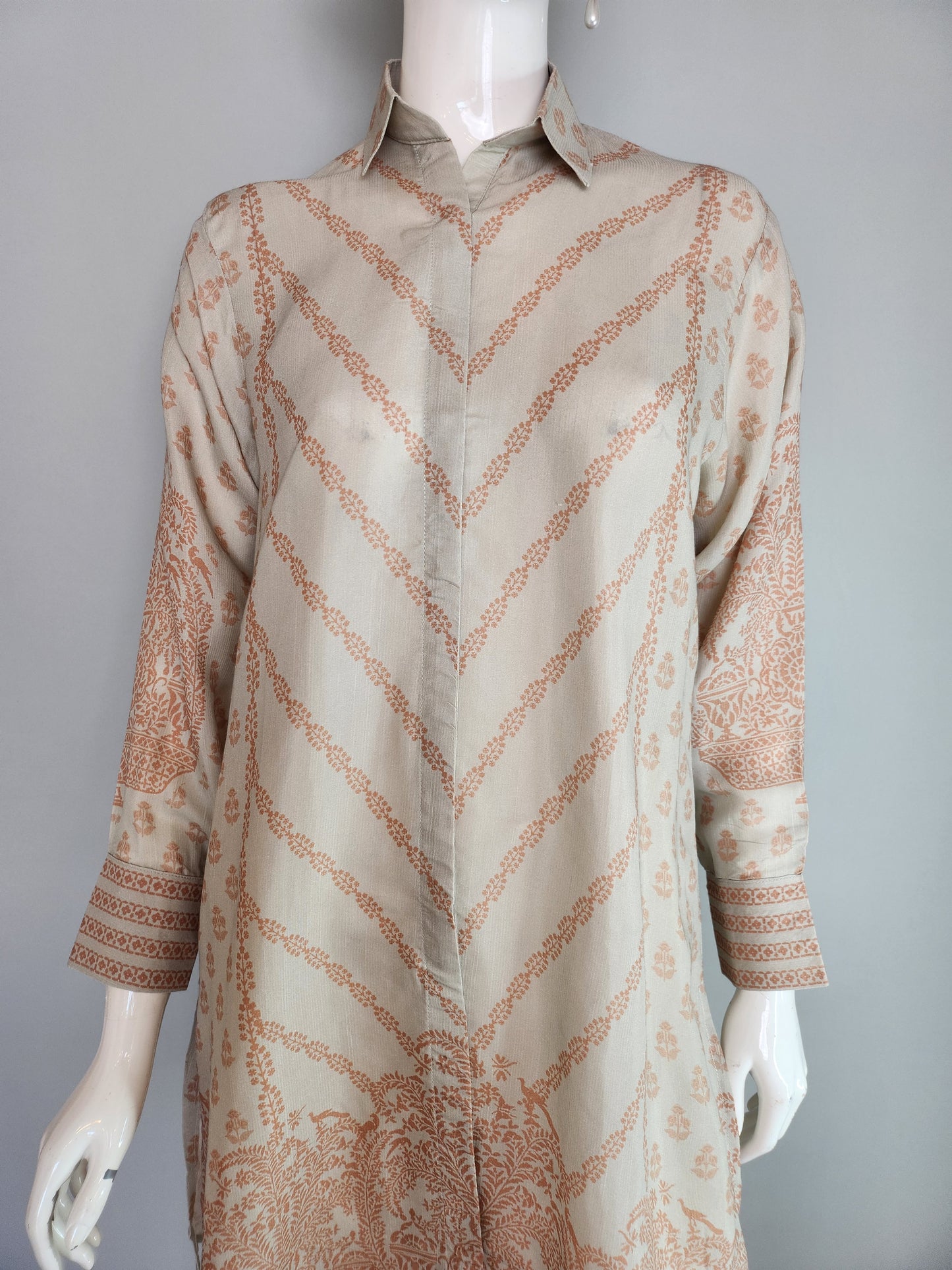 THREADS AND MOTIFS - Grey printed