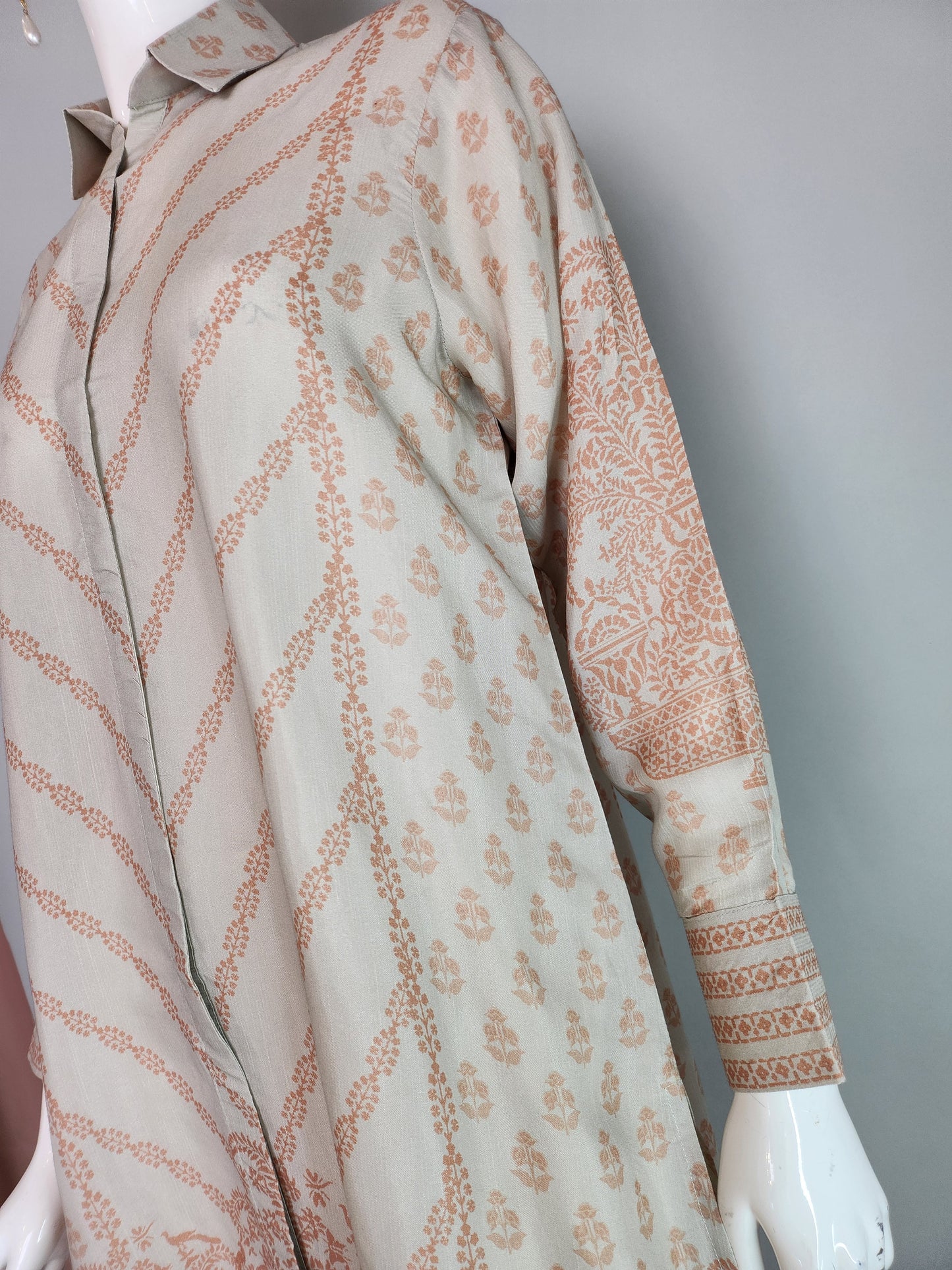 THREADS AND MOTIFS - Grey printed