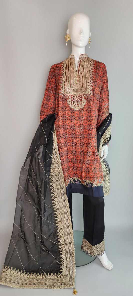 THREADS AND MOTIFS - Orange with Black