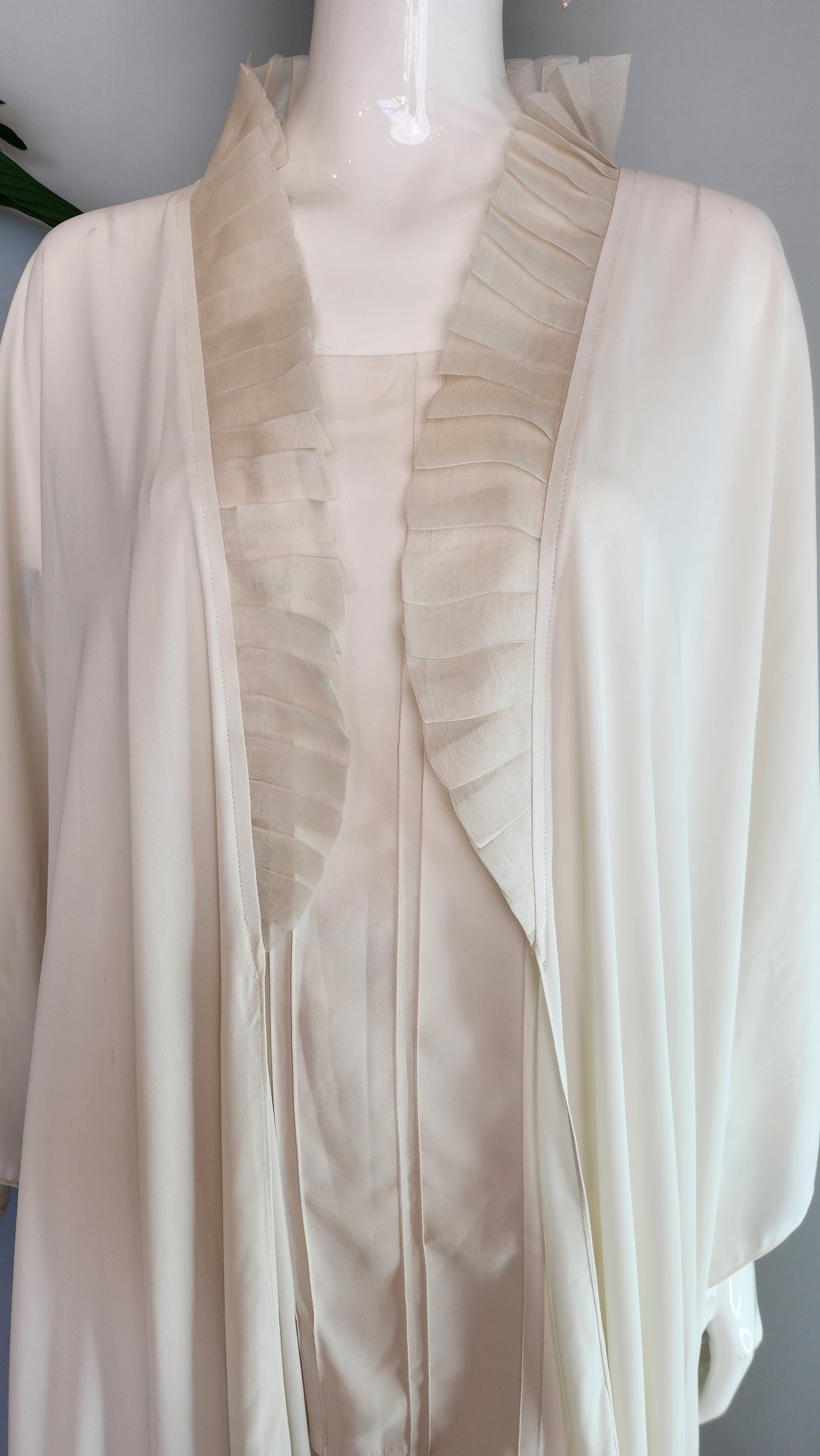 ANAM AHKLAQ - Ivory White Cape