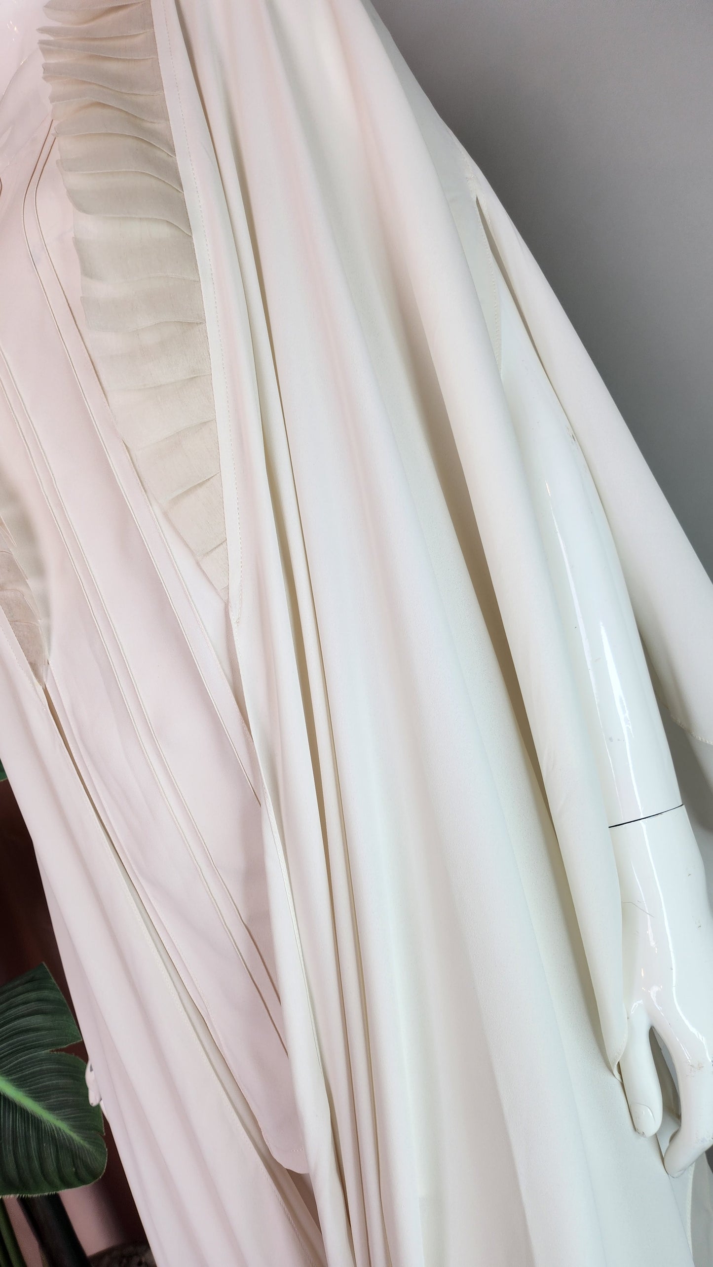 ANAM AHKLAQ - Ivory White Cape