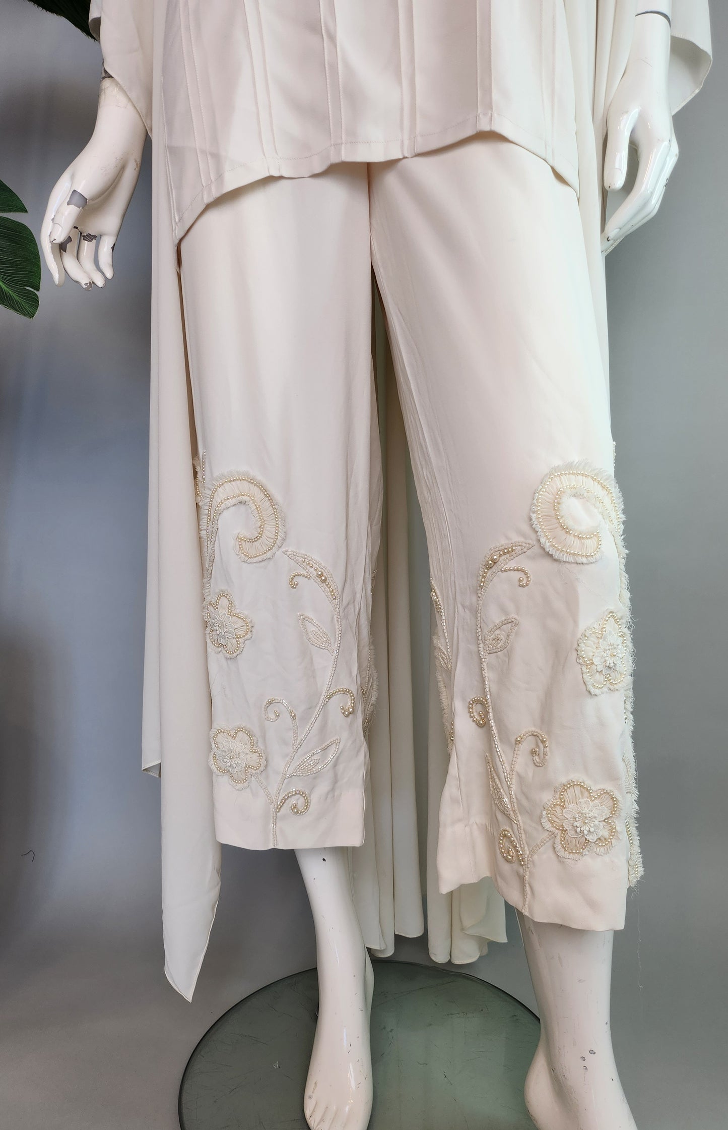 ANAM AHKLAQ - Ivory White Cape
