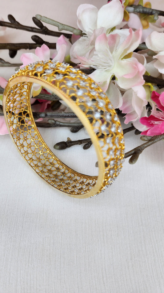 THE BUTTERFLY EFFECT - Gold Bangle