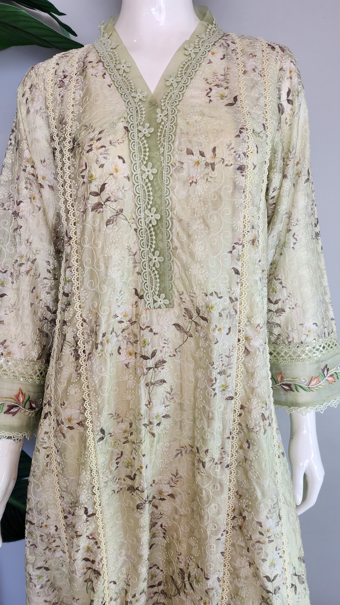 MAHOGANY - Green printy with work