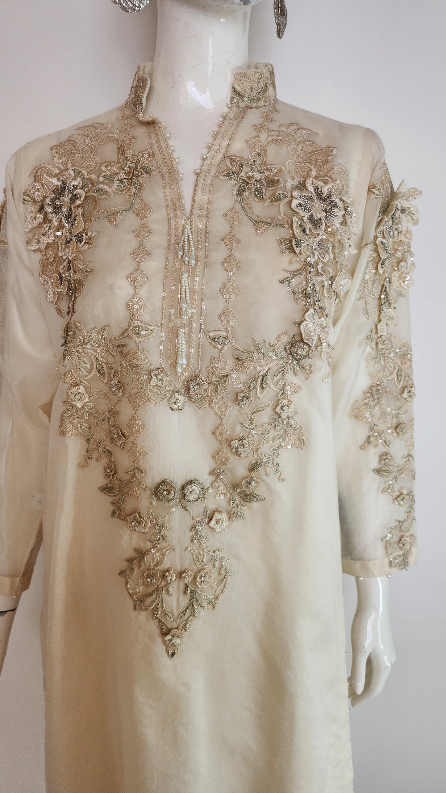 THREADS AND MOTIFS - Off White 3d Embroidered