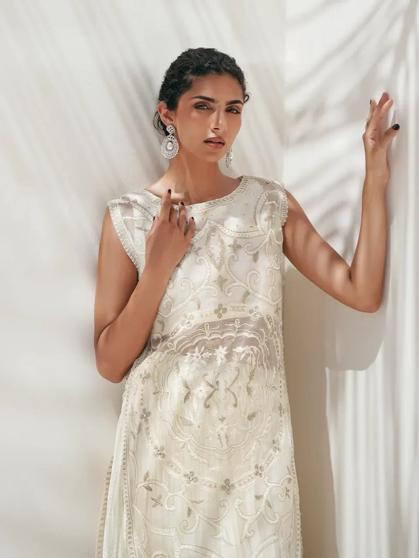 FARAH ZUBAIR - Elara