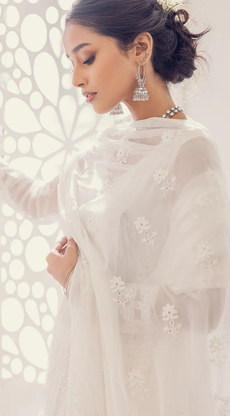 SABEEN ABBAS - Mahira in Red