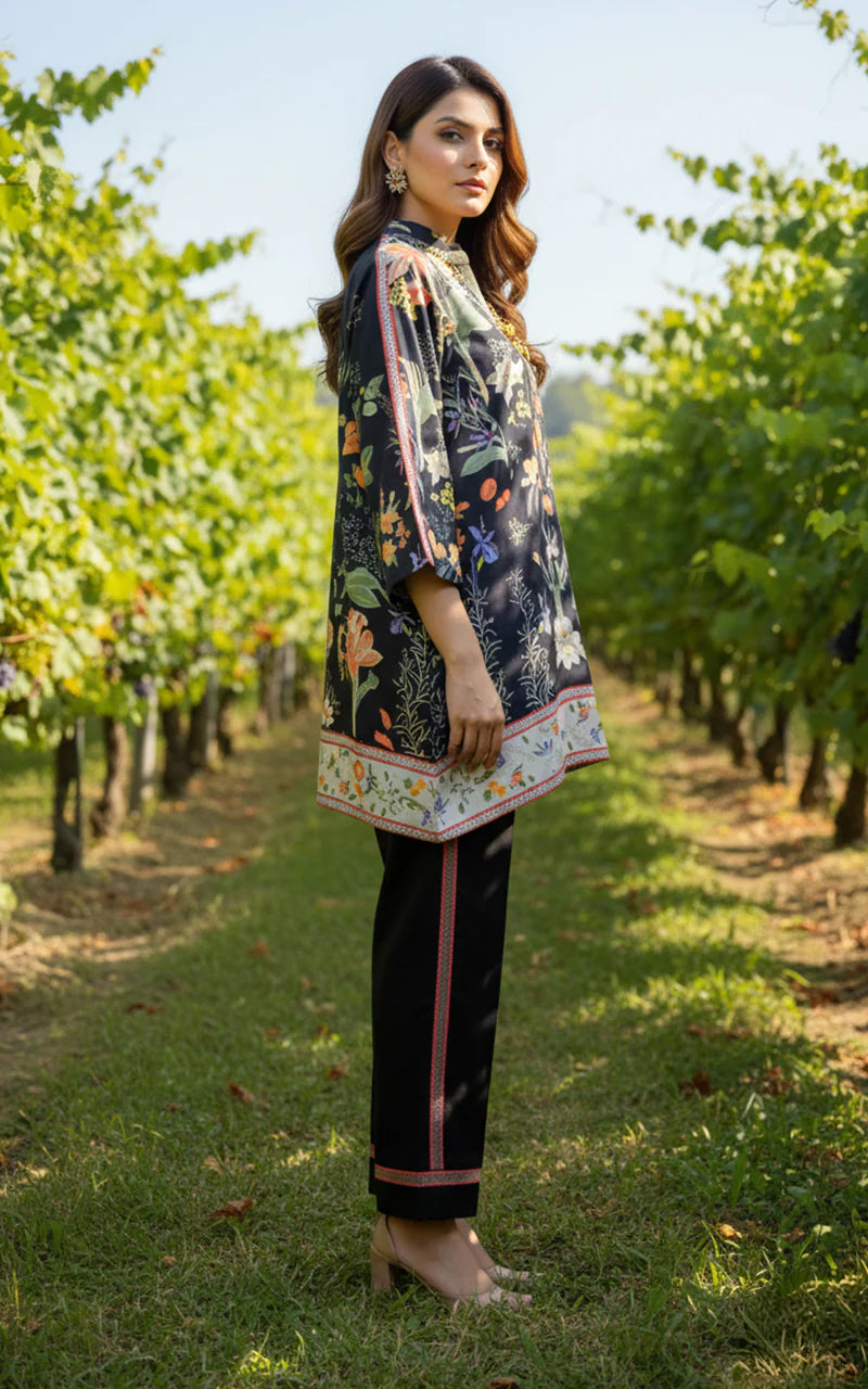 THREADS AND MOTIFS-Floral black