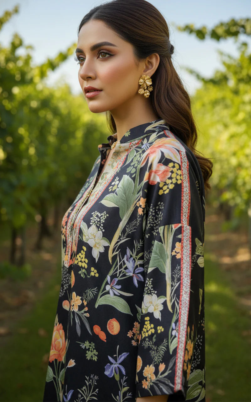 THREADS AND MOTIFS-Floral black