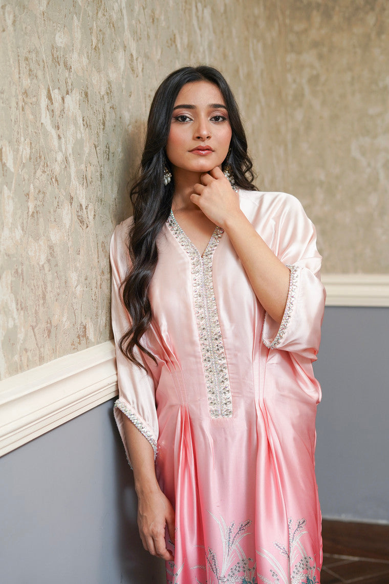 ASHJAIN SAFWAN -  Printed Kaftan Light Pink
