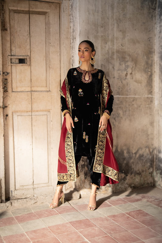 KOMAL LAKHANI - Jashan Black Vlevet In Rawsilk