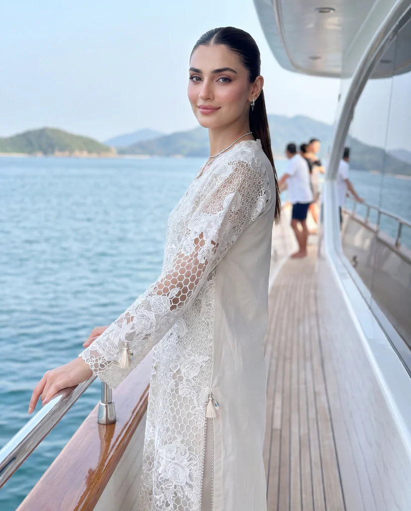 THREADS AND MOTIFS - Ivory Serenity