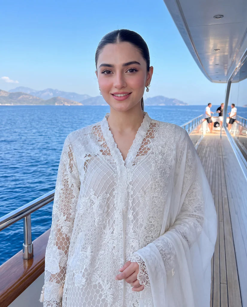 THREADS AND MOTIFS - Ivory Serenity