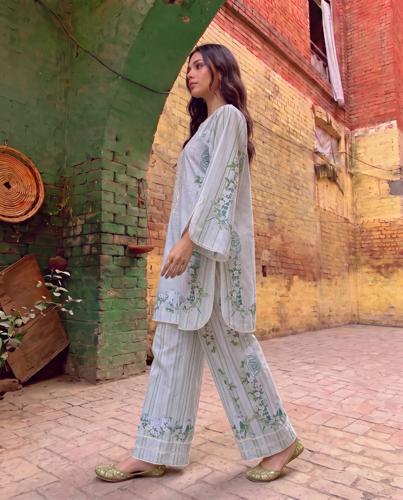 THREADS AND MOTIFS - Mint Heritage