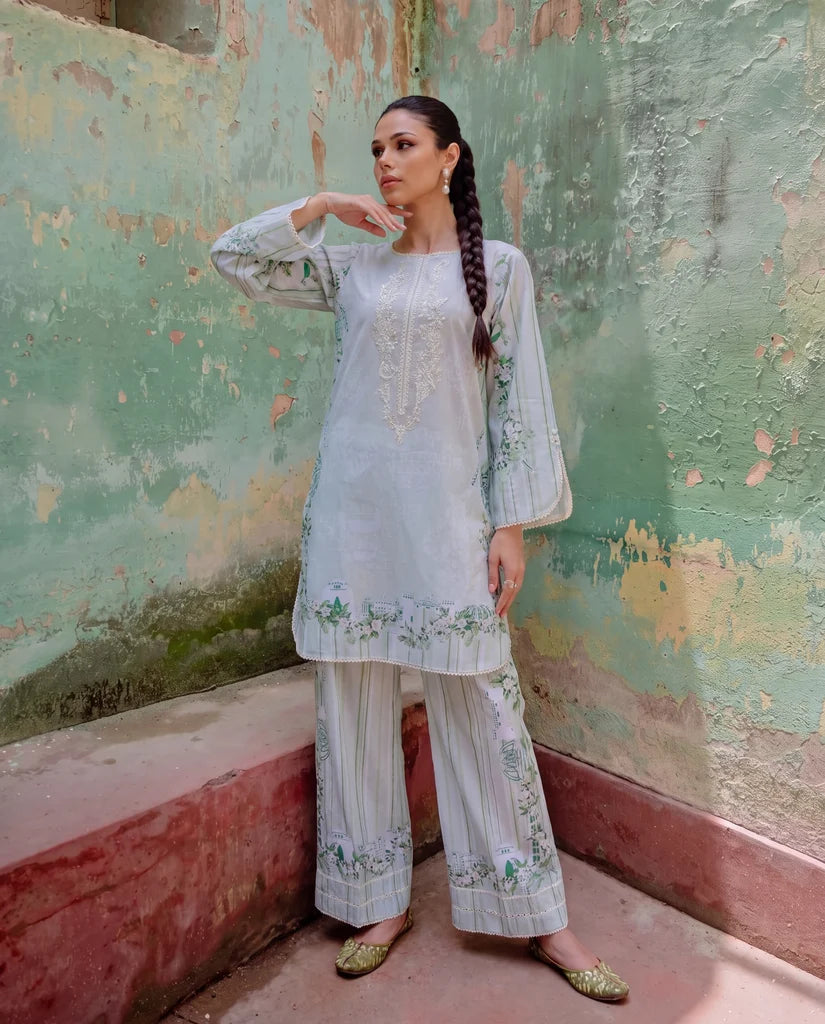 THREADS AND MOTIFS - Mint Heritage