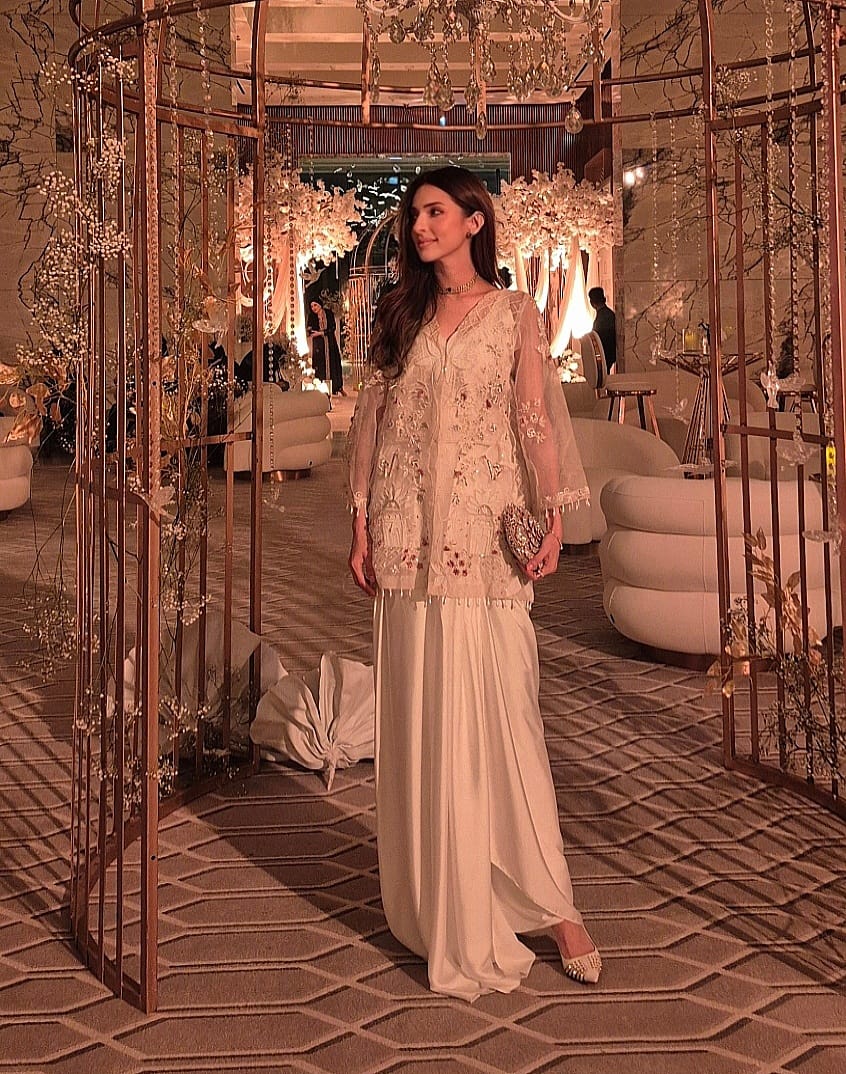 FARAH ZUBAIR - White Swan