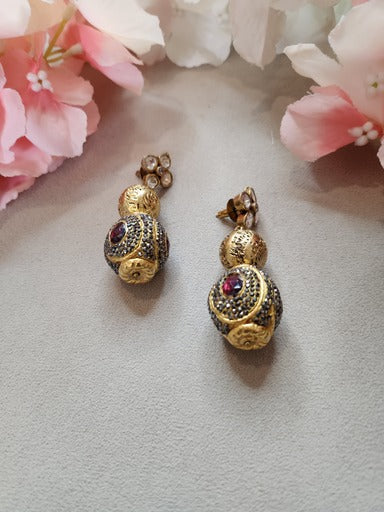 VINANTI MANJI JEWELRY - Featuring a pair of gold finish earrings foil mala