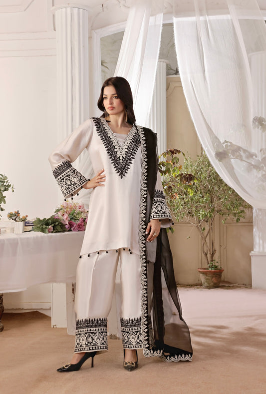 Hafsa Malik - Black Aari