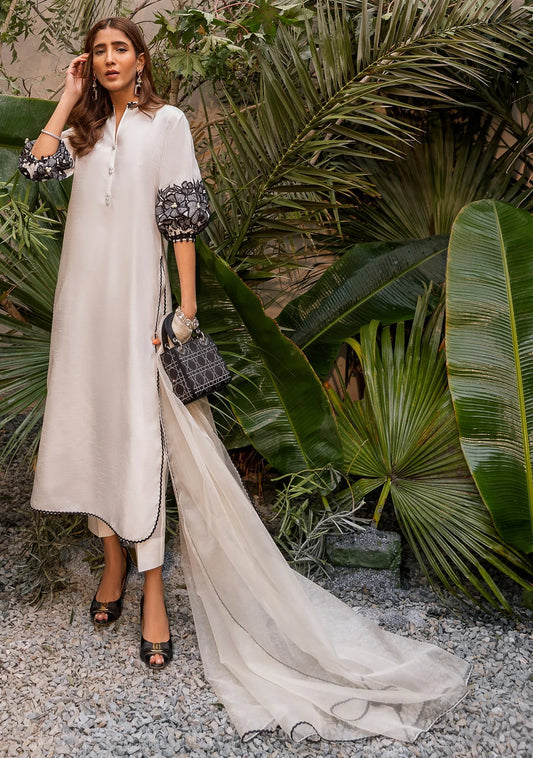 ZAINAB ZULFIQAR - Aida White