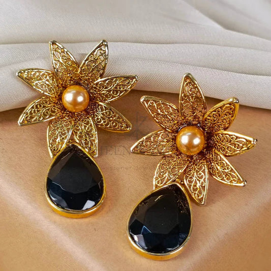 ZAHEEN KAMRAN - Floret with silver Pearl Earrings