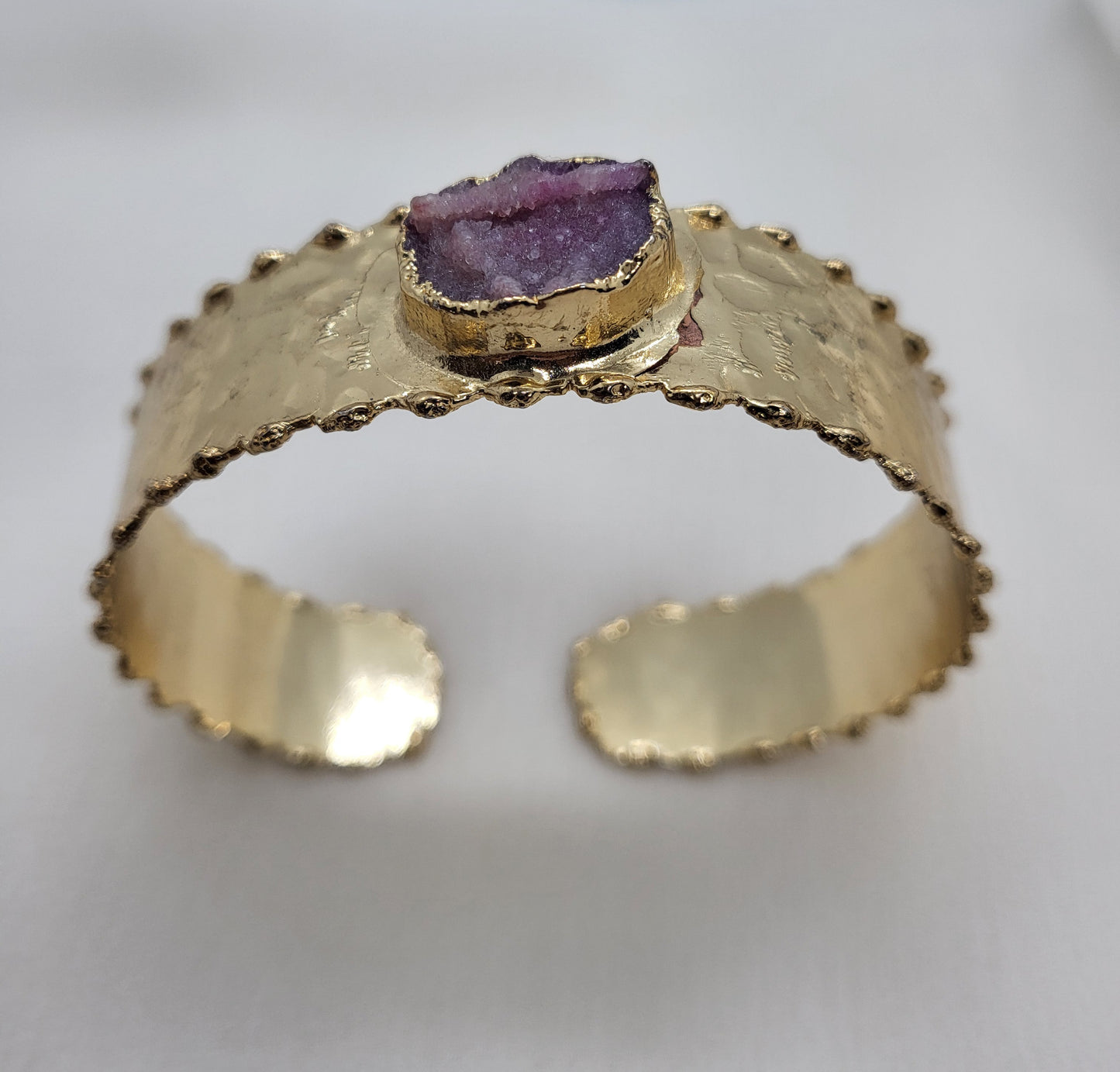 THE BUTTERFLY EFFECT JEWELRY - Gold handcuff with purple druzy stone