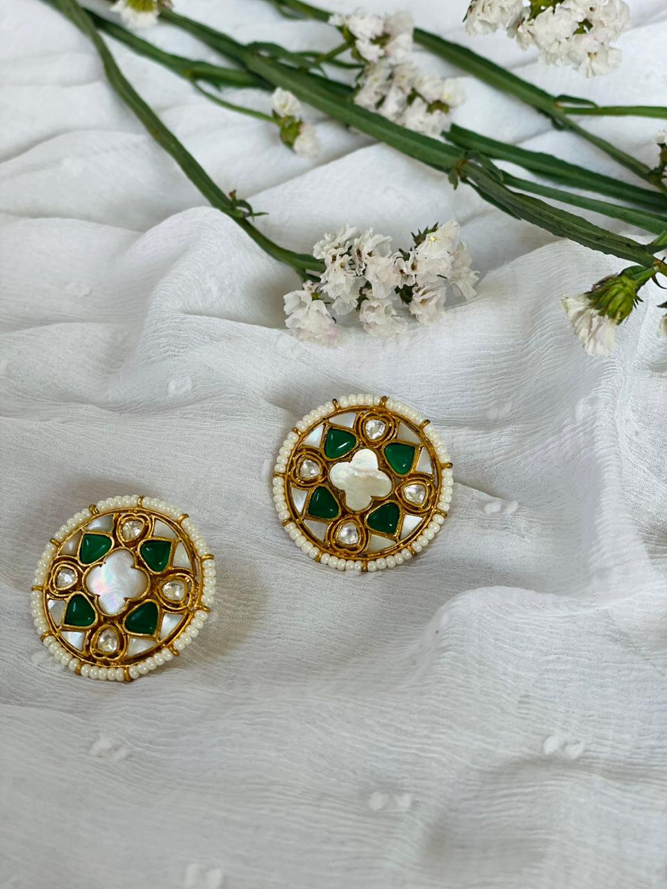 THE BUTTERFLY EFFECT JEWELRY - Circle Stud with green and white semi-precious